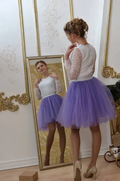 Έφηβο Κορίτσι Στο Φόρεμα Ντύσιμο Στον Καθρέφτη — Φωτογραφία Αρχείου