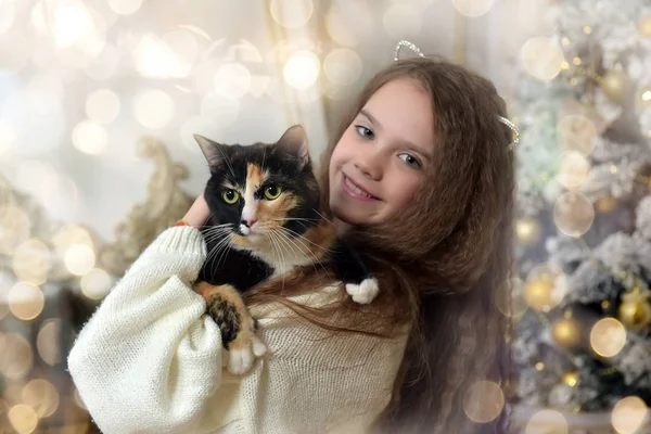 Meisje Met Lang Haar Met Een Kat Haar Armen Buurt — Stockfoto