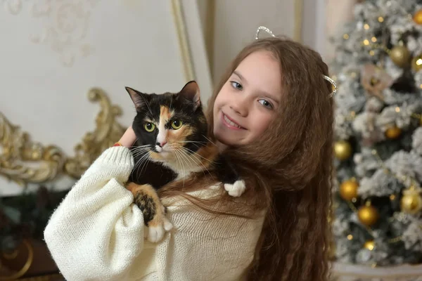 Mädchen mit langen Haaren und einer Katze auf dem Arm — Stockfoto