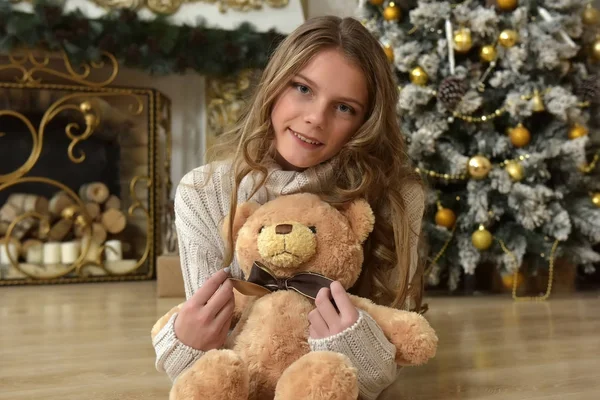 Chica Adolescente Suéter Punto Con Oso Peluche Árbol Navidad Suelo — Foto de Stock