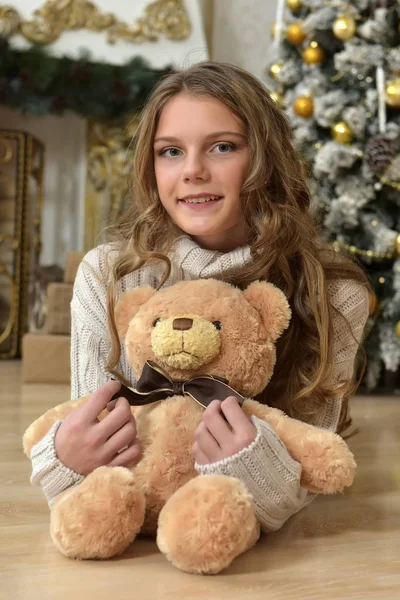 Teenager Strickpullover Mit Teddybär Weihnachtsbaum Auf Dem Fußboden Weihnachten — Stockfoto