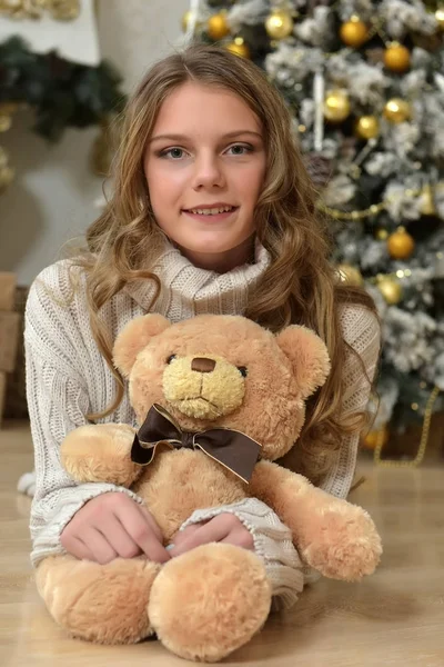 Flicka Tonåring Stickad Tröja Med Nalle Granen Golvet Vid Jul — Stockfoto