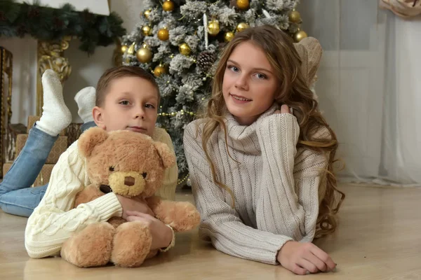 Hermana Adolescente Niño Con Osito Peluche Árbol Navidad Navidad — Foto de Stock
