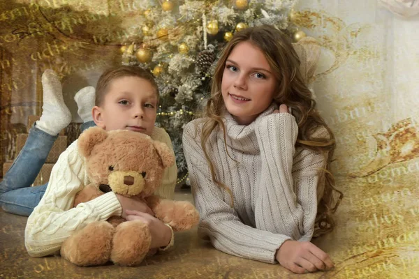 Irmã Adolescente Menino Com Ursinho Pelúcia Uma Árvore Natal Natal — Fotografia de Stock