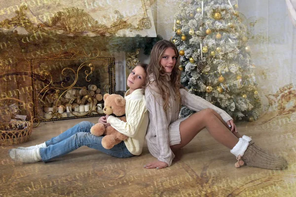 Hermana Adolescente Niño Con Osito Peluche Árbol Navidad Navidad — Foto de Stock