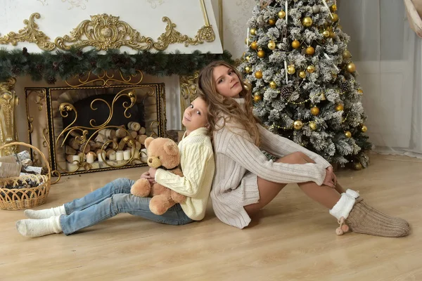 Hermana Adolescente Niño Con Osito Peluche Árbol Navidad Navidad — Foto de Stock