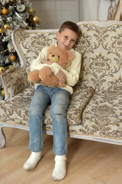 Jongen Met Een Teddybeer Een Kerstboom Met Kerstmis — Stockfoto