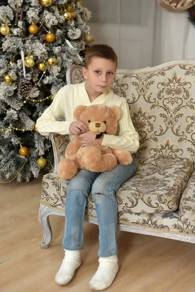 Menino Com Ursinho Pelúcia Uma Árvore Natal Natal — Fotografia de Stock