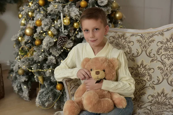 Αγόρι Ένα Αρκουδάκι Ένα Χριστουγεννιάτικο Δέντρο Χριστούγεννα — Φωτογραφία Αρχείου