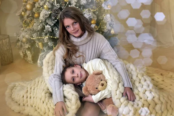 Irmã Adolescente Menino Com Ursinho Pelúcia Árvore Natal Natal Envolto — Fotografia de Stock