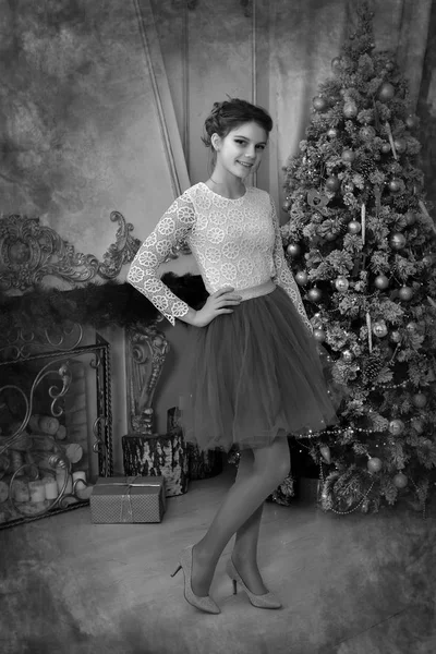 Tinédzser lány fehér blúz és lila szoknya, karácsony — Stock Fotó