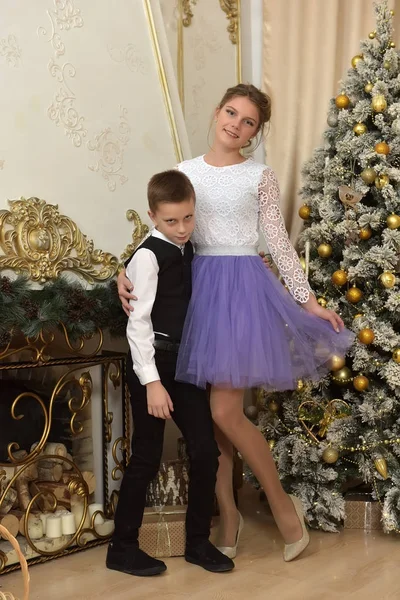 크리스마스 시간에 의상에서 그녀의 동생과 — 스톡 사진
