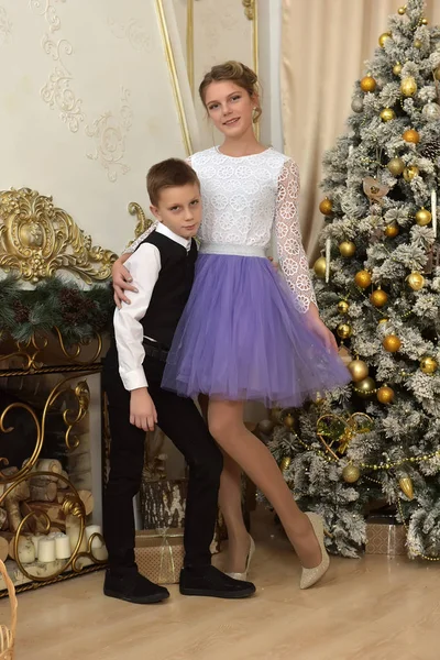 Девушка со своим братом в костюме на Рождество — стоковое фото
