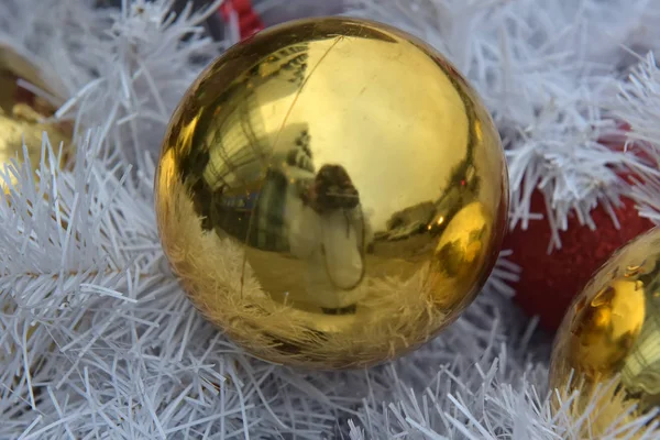 Noel topları sarı ve kırmızı — Stok fotoğraf