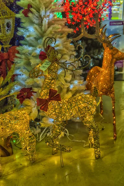 Новогодние олени на распродаже елочных украшений на м — стоковое фото