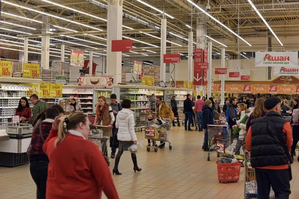 Rusia Petersburg 2015 Pelanggan Departemen Kelontong Supermarket Besar — Stok Foto