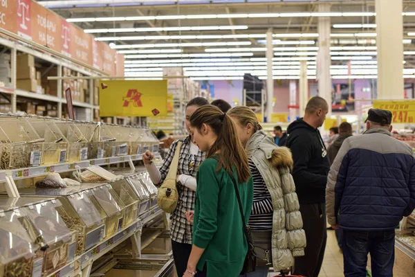 Rusia San Petersburgo 2015 Clientes Departamento Comestibles Gran Supermercado — Foto de Stock