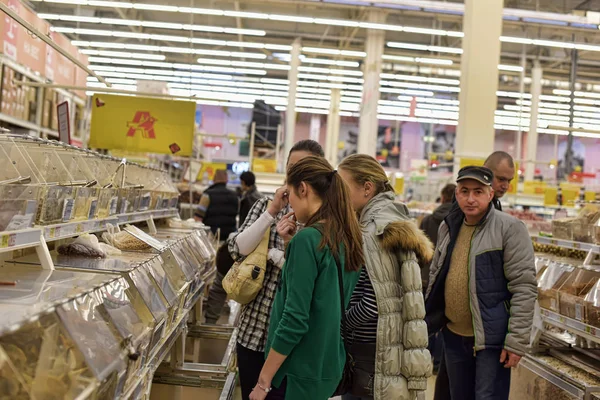 Россия Санкт Петербург 2015 Клиенты Продуктовом Отделе Крупного Супермаркета — стоковое фото