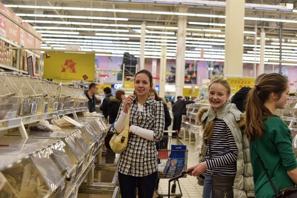 Rusia San Petersburgo 2015 Clientes Departamento Comestibles Gran Supermercado — Foto de Stock