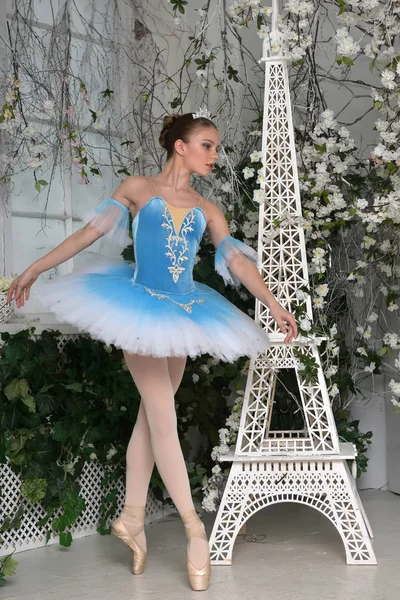 Молодая балерина в синем — стоковое фото