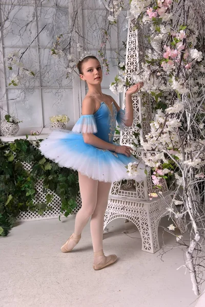 Bailarina joven en azul —  Fotos de Stock