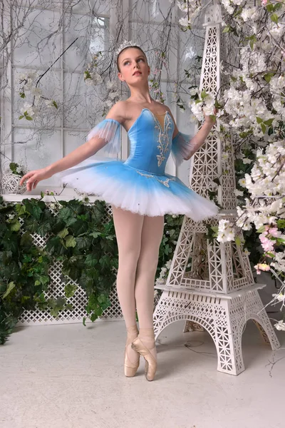 Unga ballerina i blå — Stockfoto