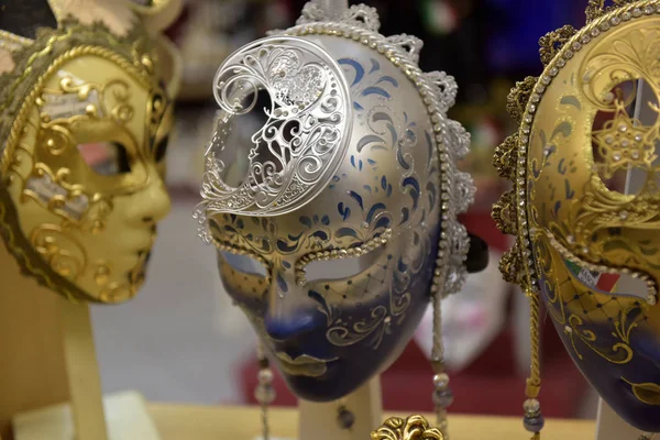 Store Street, Verona İtalya geleneksel Venedik Maske. — Stok fotoğraf