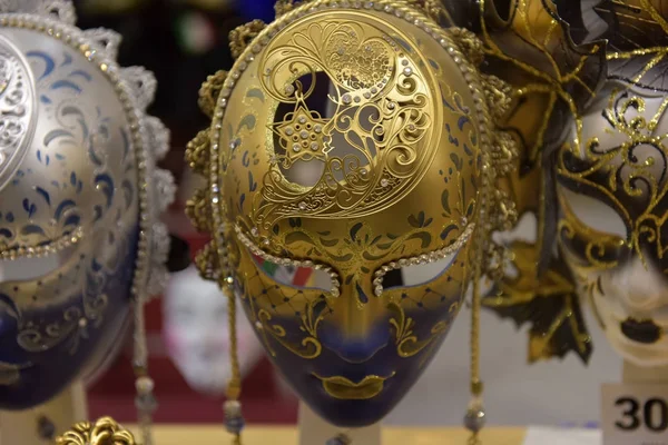 Máscara tradicional veneziana na loja na rua, Verona Itália . — Fotografia de Stock