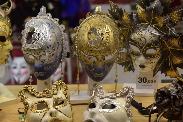 Traditionele Venetiaanse masker in archief op straat, Verona, Italië. — Stockfoto