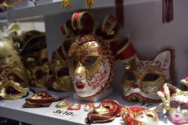 Store Street, Verona İtalya geleneksel Venedik Maske. — Stok fotoğraf