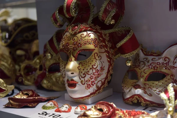 Máscara tradicional veneziana na loja na rua, Verona Itália . — Fotografia de Stock