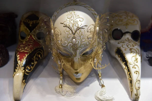 Традиционная венецианская маска в магазине на улице, Верона Италия . — стоковое фото