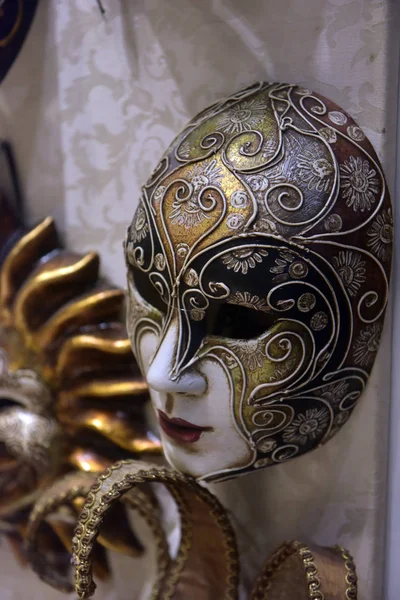 Tradiční benátská maska v obchodě na ulici, Itálie. — Stock fotografie