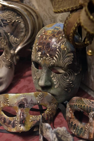 Tradycyjne maski weneckie w sklepie, na ulicy, Verona, Włochy. — Zdjęcie stockowe