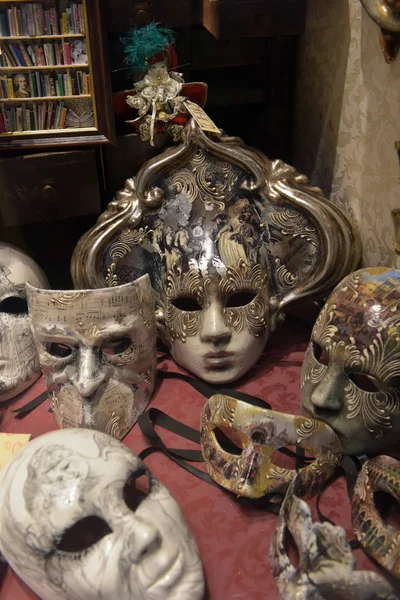 Traditional venetian mask in store on street, Verona Italy. — Stock Photo, Image