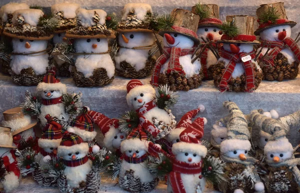 Juguetes de recuerdo muñecos de nieve en la feria de Navidad — Foto de Stock