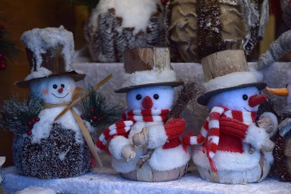 Z pamiątkami zabawki bałwanów na targach Christmas — Zdjęcie stockowe