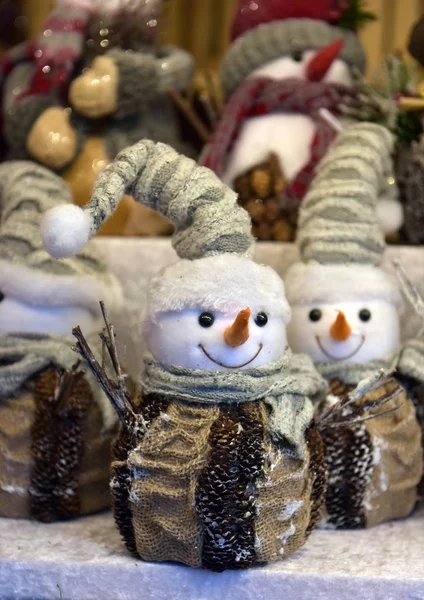 Juguetes de recuerdo muñecos de nieve en la feria de Navidad — Foto de Stock