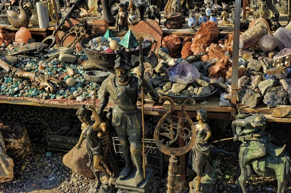 Turkey, Cappadocia, 14,07,2014 ancient copper figurines, vases and natural stones on the flea market — Stock Photo, Image