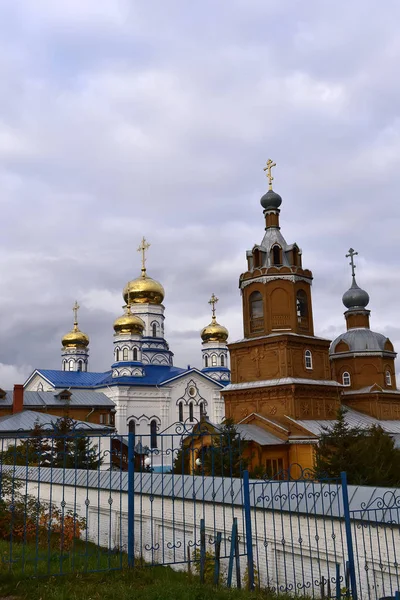 Tikhvin Bogorodichny El monasterio de Uspensky es un m ortodoxo de las mujeres — Foto de Stock