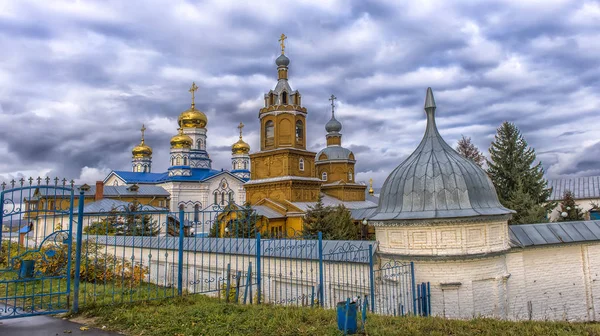 Tihvin Bogorodichny Uspensky Manastırı Ortodoks bir kadın metredir — Stok fotoğraf