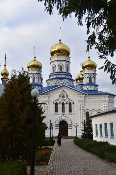 Tikhvin Bogorodichny El monasterio de Uspensky es un m ortodoxo de las mujeres —  Fotos de Stock