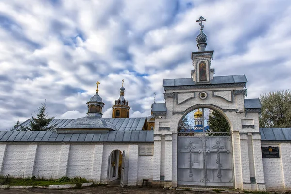 Tikhvin Bogorodichny Успенский kloster är en ortodox kvinnors m — Stockfoto