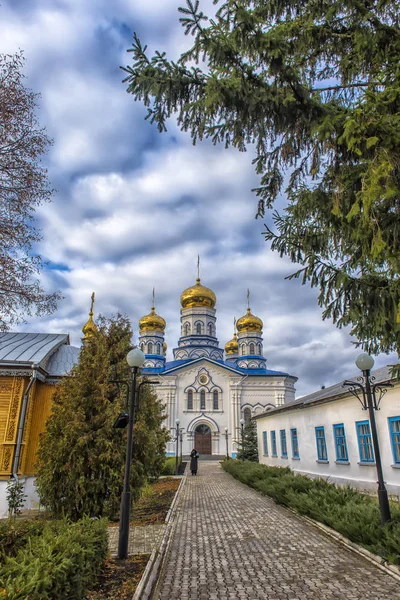 Tikhvin bogorodichny uspensky Kloster ist eine orthodoxe Frauen m — Stockfoto