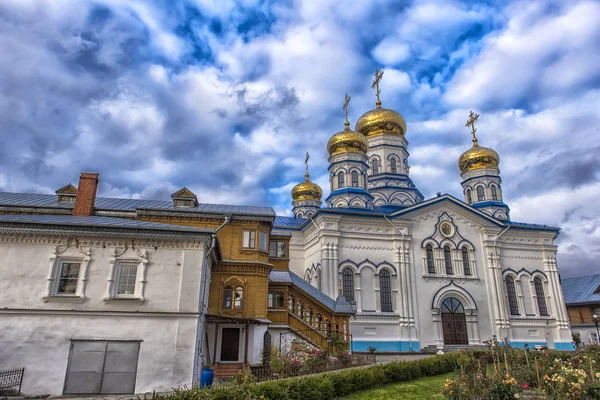 Mosteiro de Tikhvin Bogorodichny Uspensky é um m de mulheres ortodoxas — Fotografia de Stock