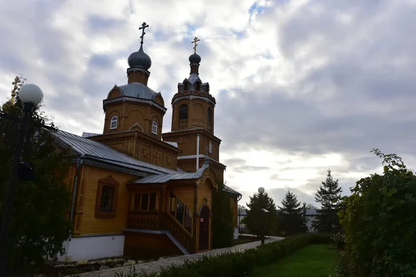 Tichvinský Bogorodichny Uspenský klášter je ortodoxní ženy m — Stock fotografie