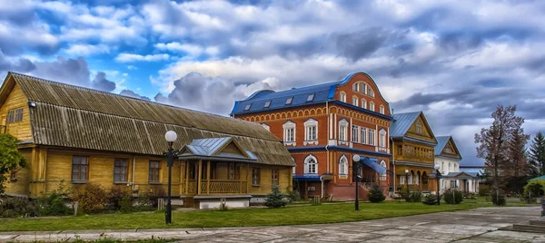 Mosteiro de Tikhvin Bogorodichny Uspensky é um m de mulheres ortodoxas — Fotografia de Stock