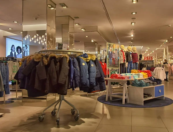 Sklep firmy H & M podczas sprzedaży przedświąteczny — Zdjęcie stockowe