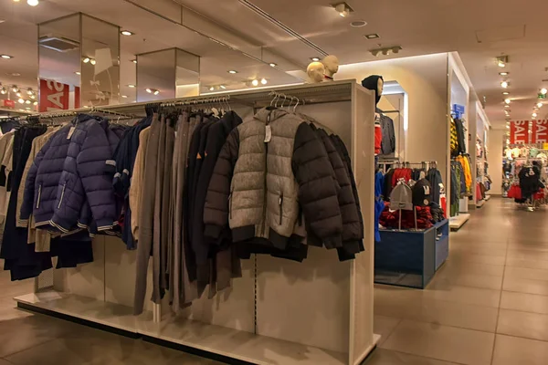Магазин компании H & M во время предрождественской распродажи — стоковое фото