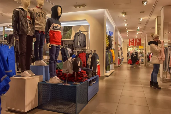 Toko perusahaan H & M selama penjualan pra-Natal — Stok Foto